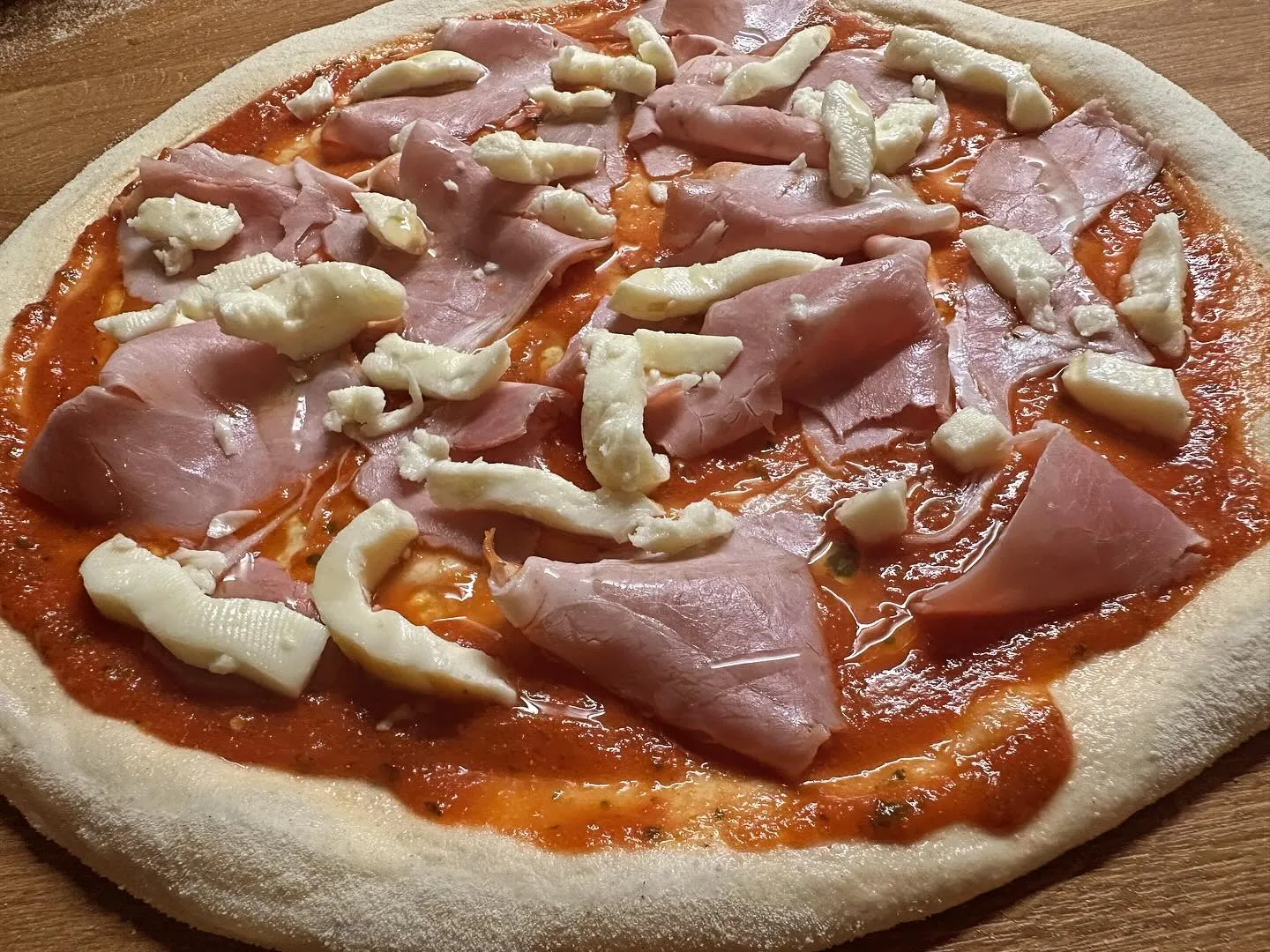 Setup complet Ooni Koda 12 : le four, la pelle perforée, le thermomètre infrarouge et le sac de farine Caputo Pizzeria — tout le matériel nécessaire